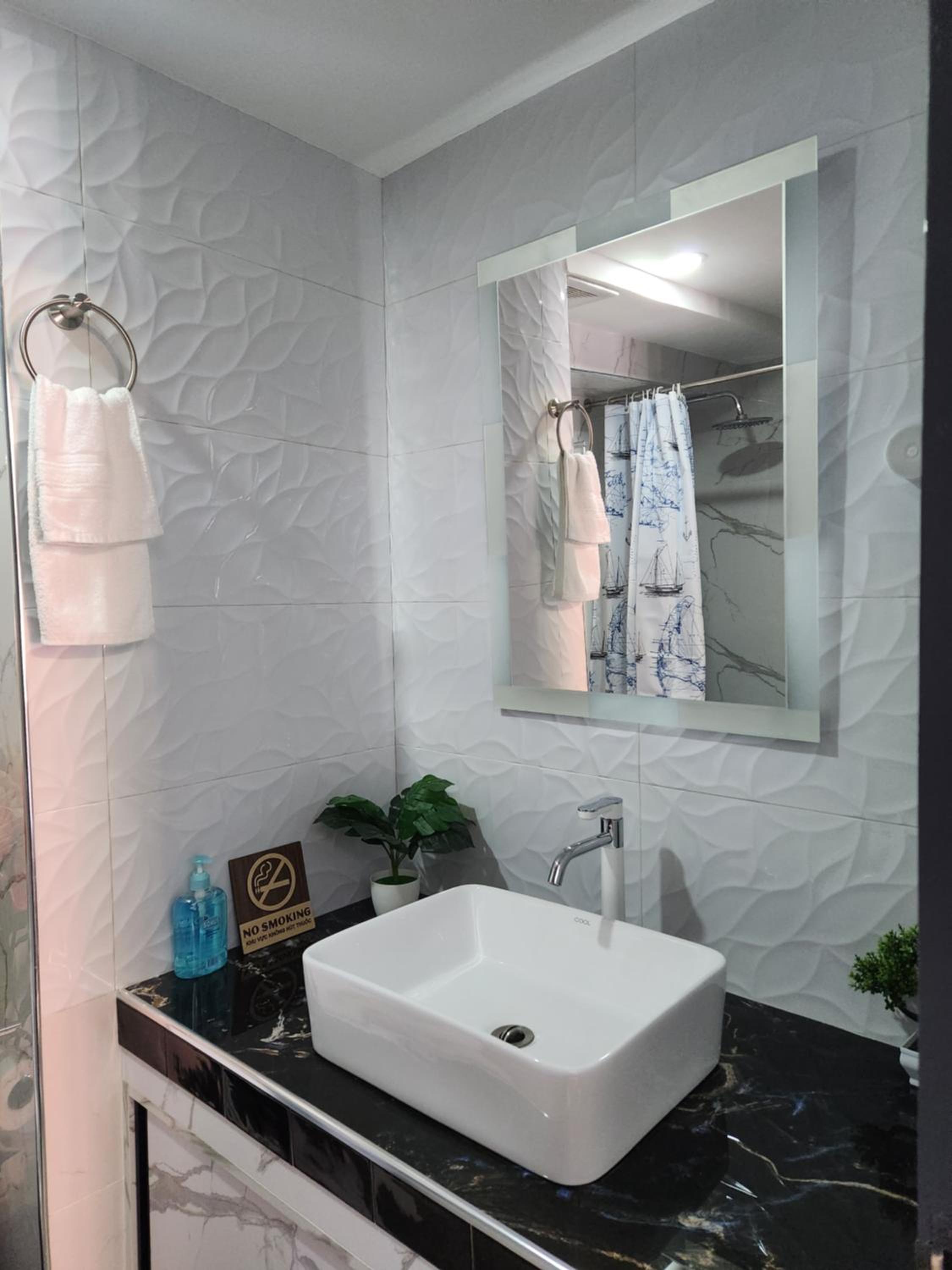 Condo Azur Suites B207 near Airport, Netflix, Stylish, Cozy with swimming pool view 2