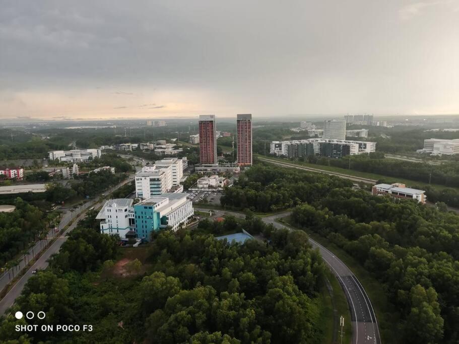 CD3102-Self-check-in-Netflix-Wifi- Parking-Pool-Balcony-Cyberjaya, 2015 photo 3