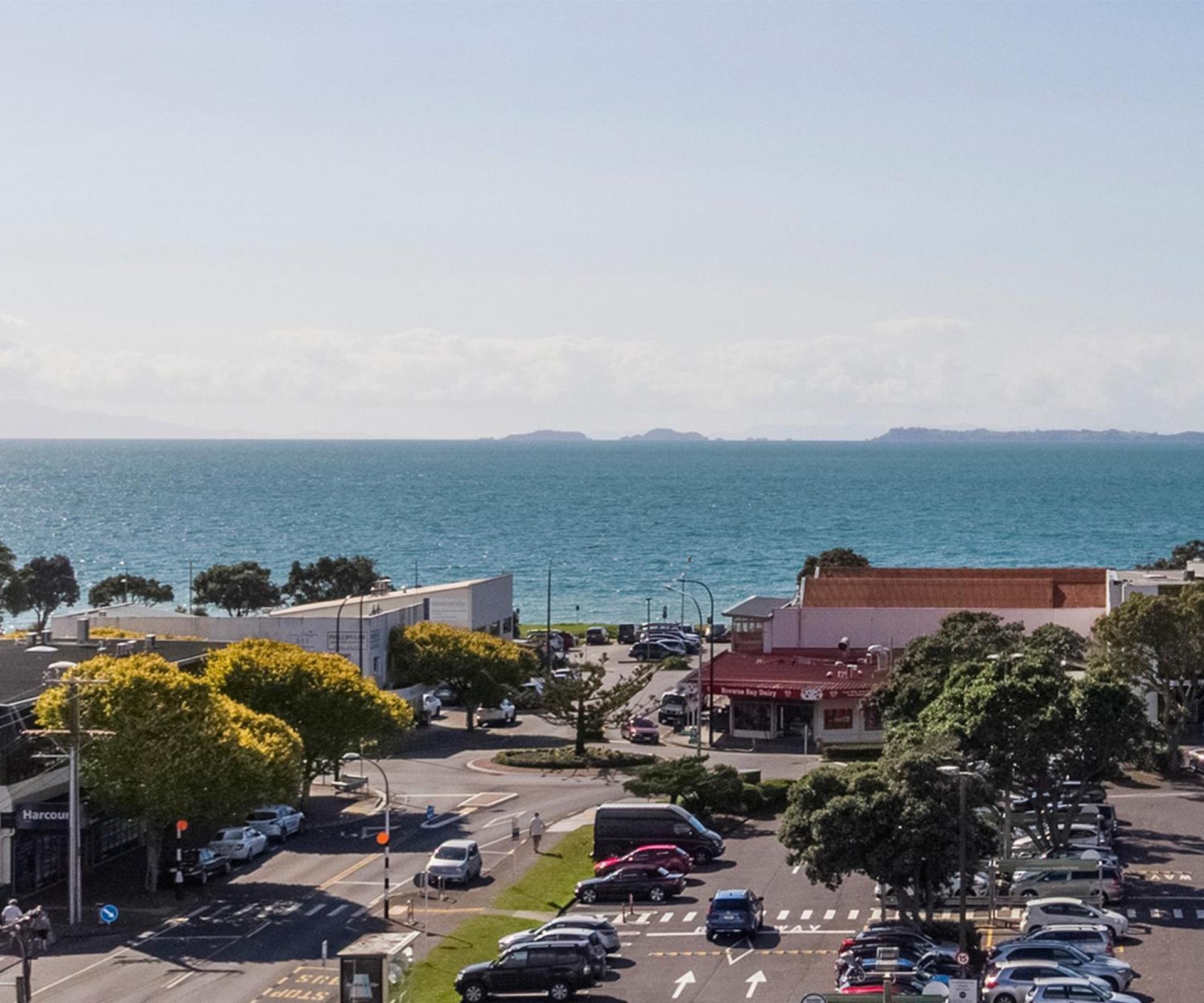 Browns Bay Spacious Retreat- near Beach & Shopping view 3