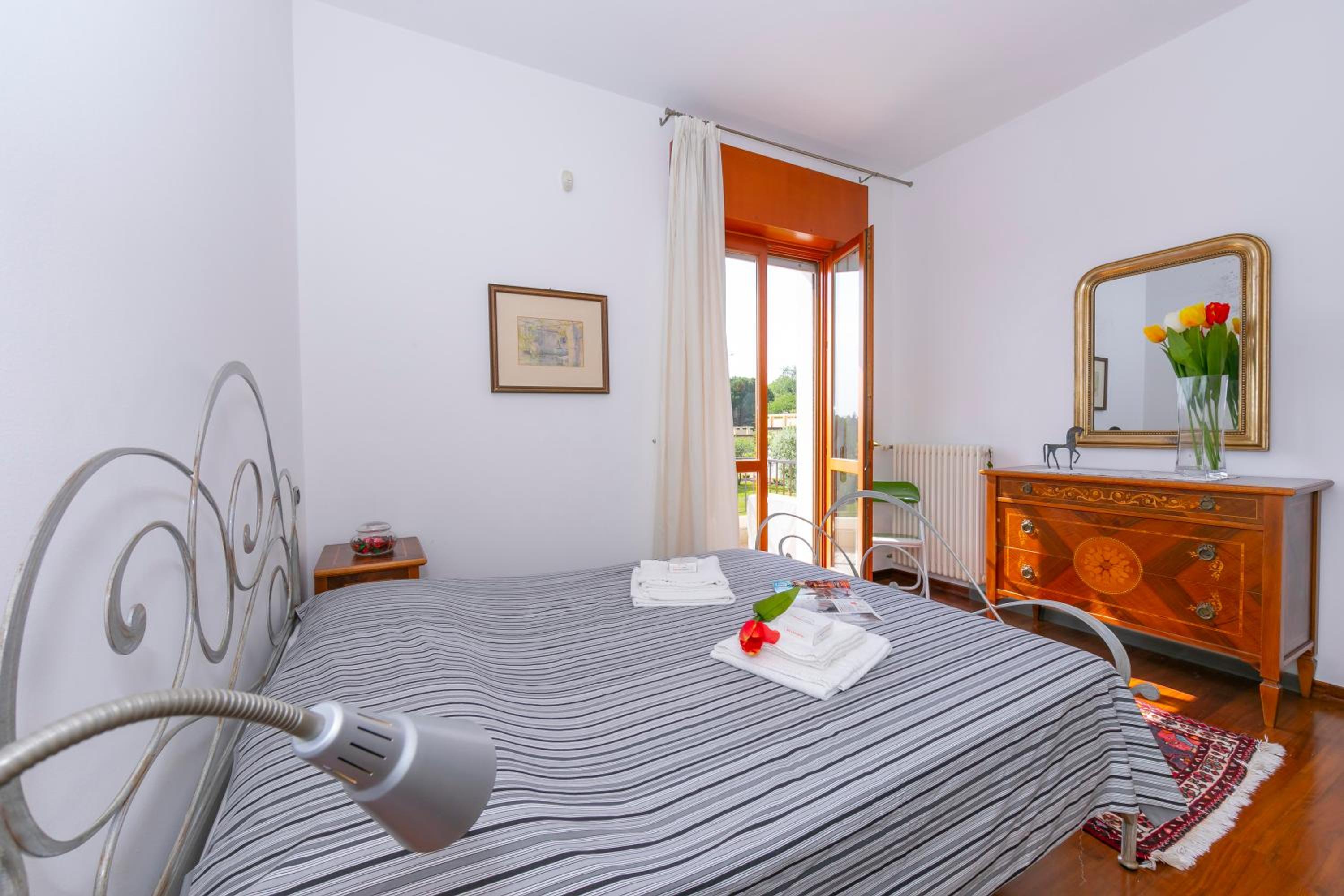 Casa Michelangelo Lake Garda Terrace Apt | Sleeps 6 + AC - Happy Rentals