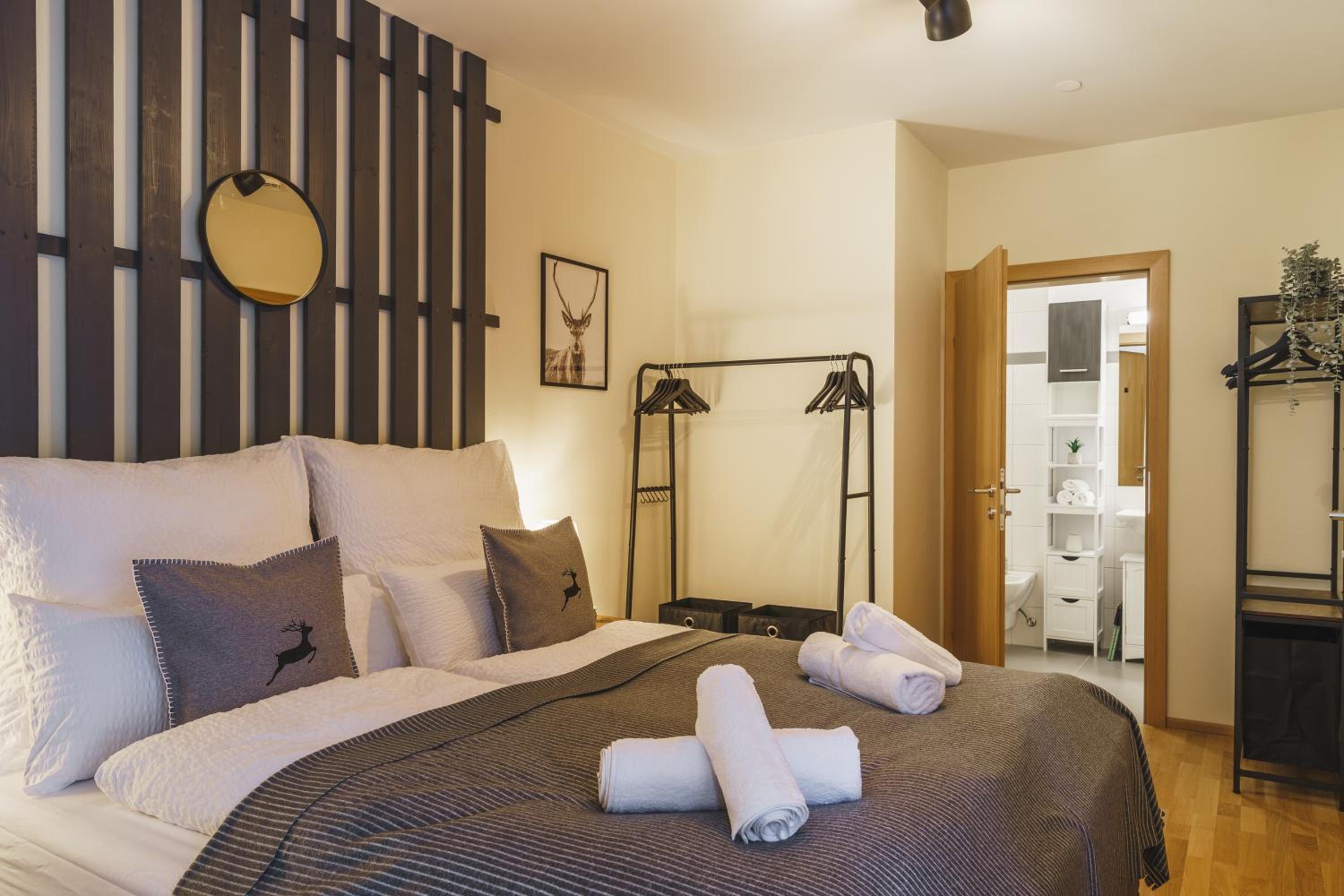 ALPSTAY Platzhirsch - Modern 2-Bedroom Family Apartment with Garden