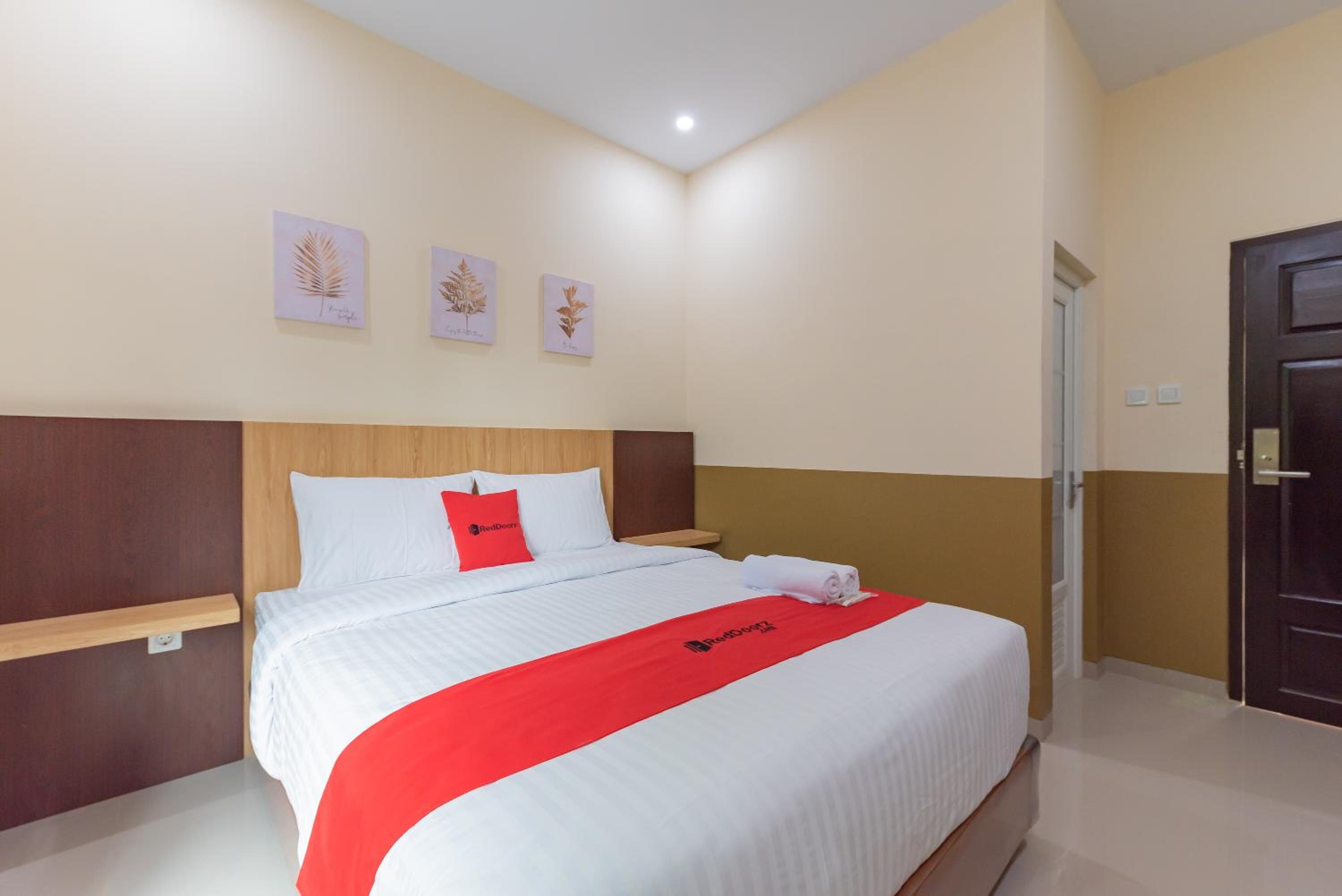 RedDoorz Plus @ La Asiana Guest House view 3