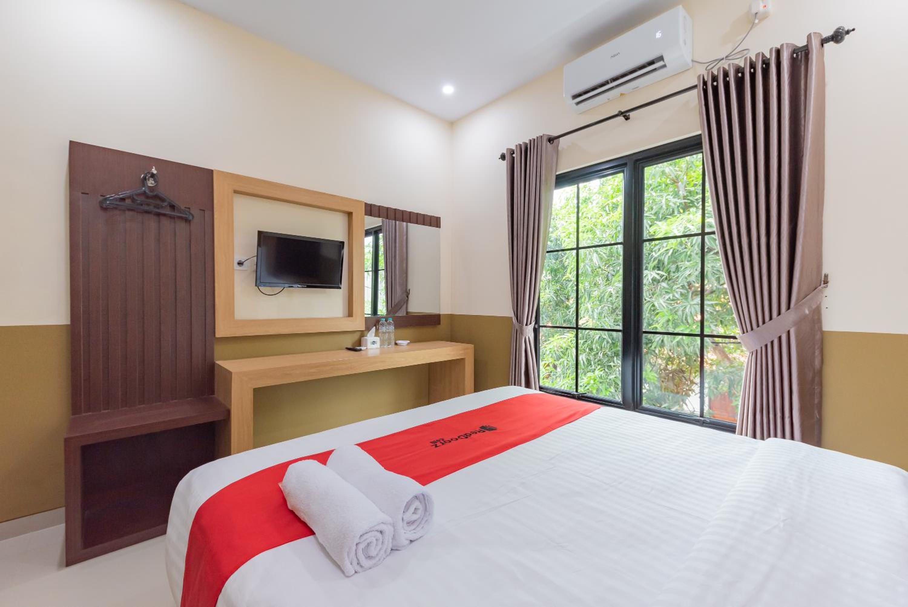 RedDoorz Plus @ La Asiana Guest House view 2