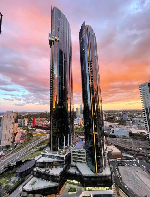 Spacious 3 Bedroom Apartment Southbank view 4