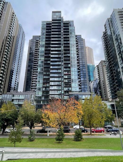 Hotel Spacious 3 Bedroom Apartment Southbank - Image 1