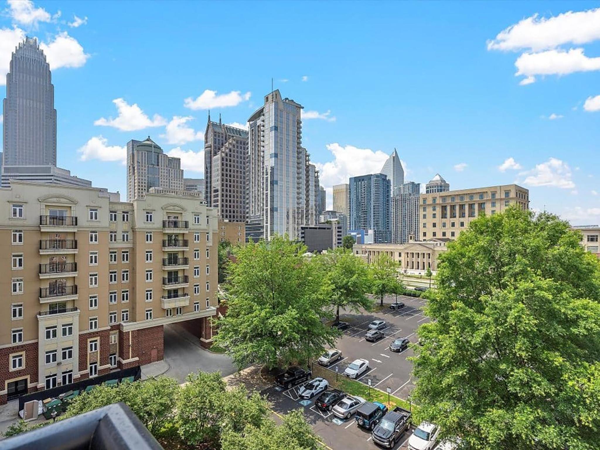 CityScape Flat- 3BR Luxury APT in Uptown view 3
