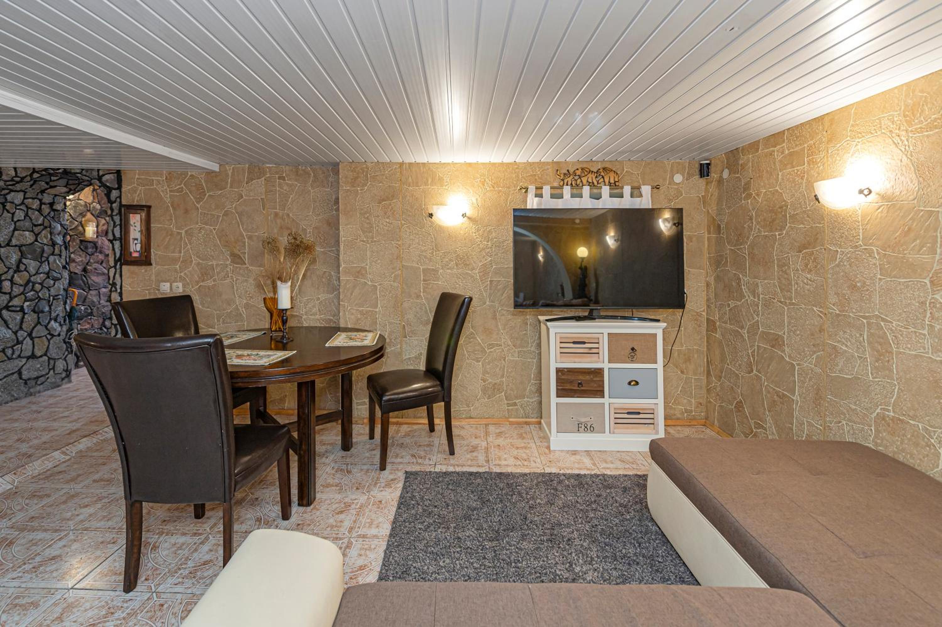Spacious Studio apartment by Polo apartments view 5