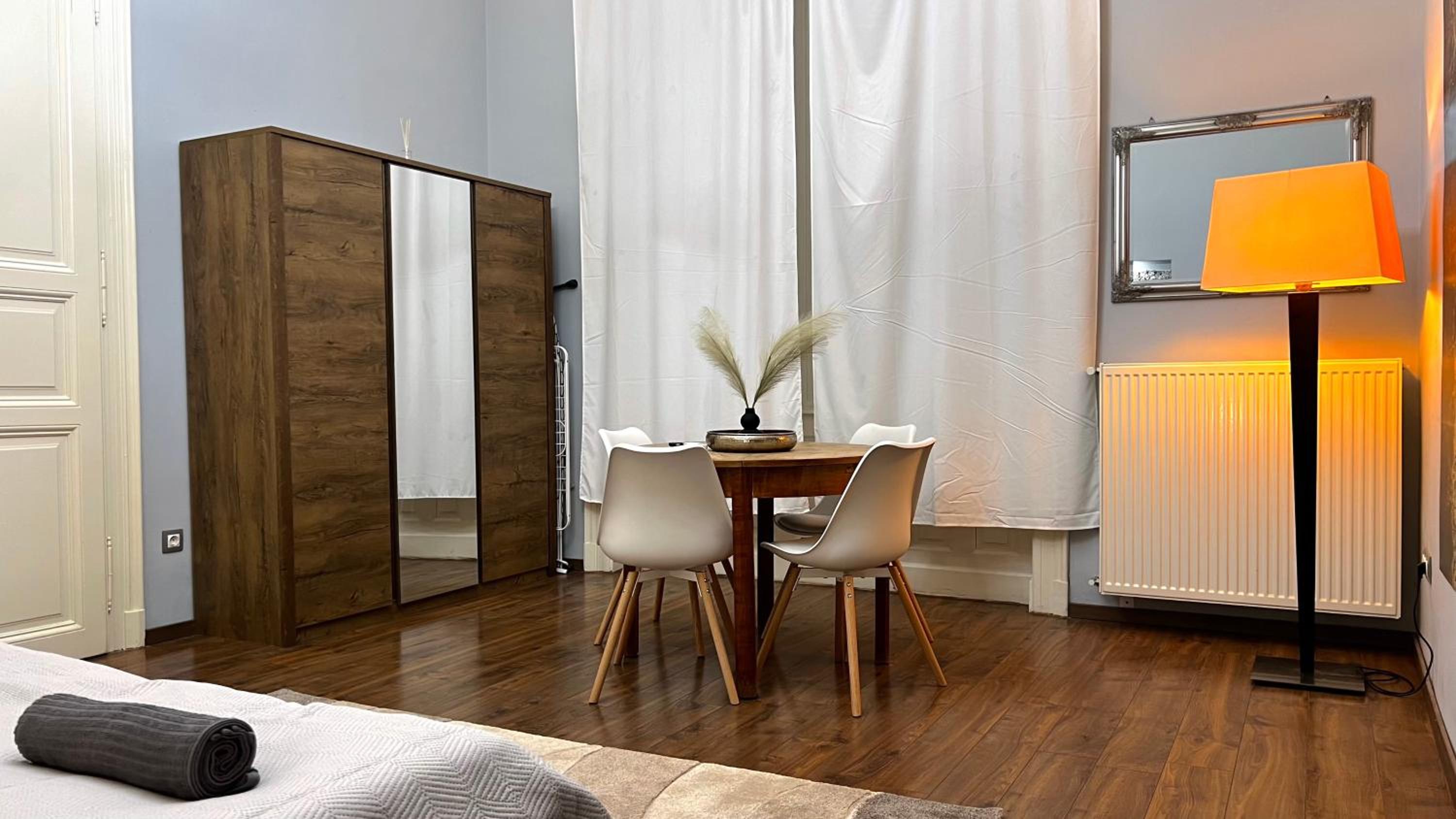 V6 Apartment by Small Home Budapest