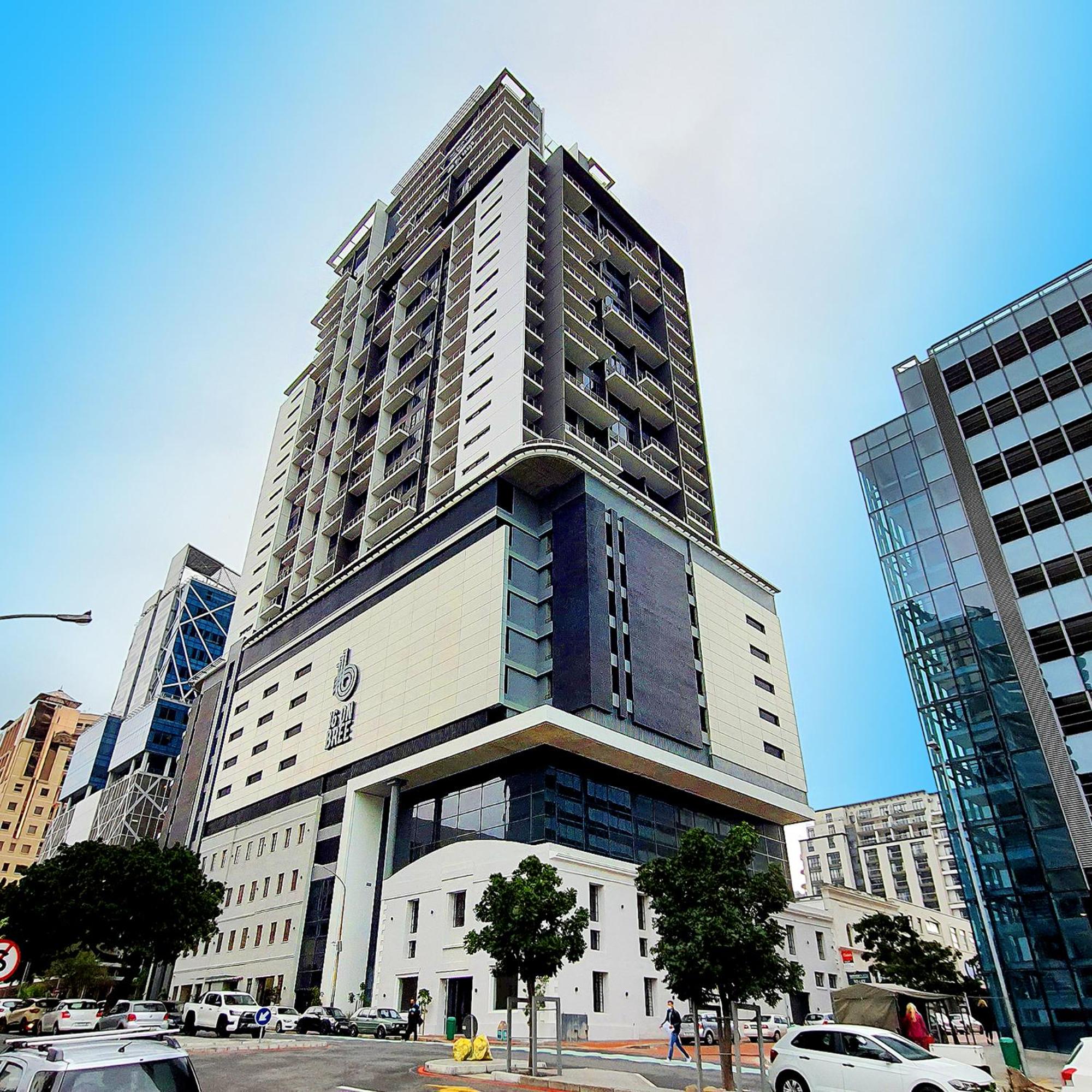 Stunning 22nd Floor Apt with Rooftop Pool & City Views 16onBree view 3