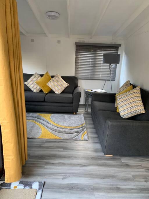 Hotel Lakeside retreat - Lodge 2F caer beris holiday park - Image 1