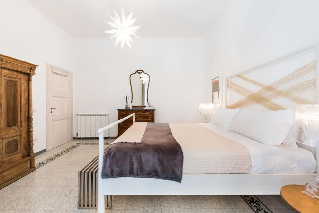 Modern Comfort, Poetic Charm