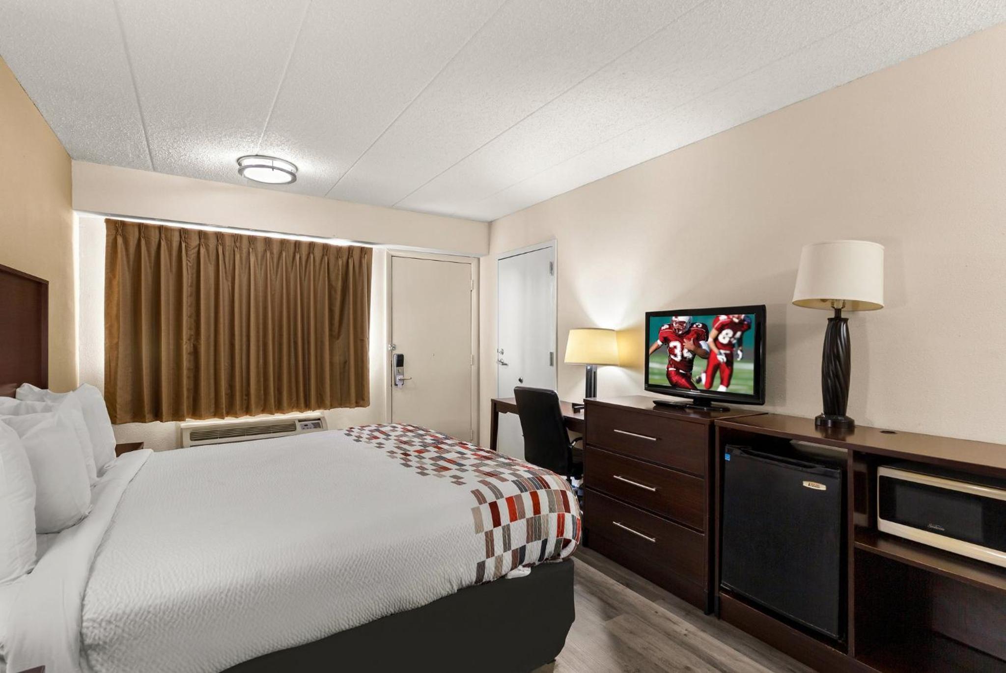 Springfield Vacations - Red Roof Inn Springfield, IL - Property Image 7