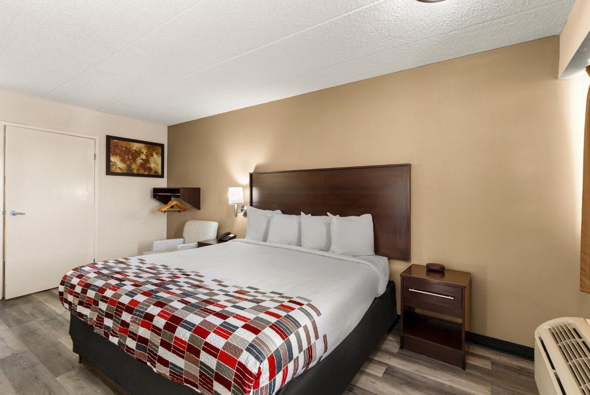 Springfield Vacations - Red Roof Inn Springfield, IL - Property Image 2