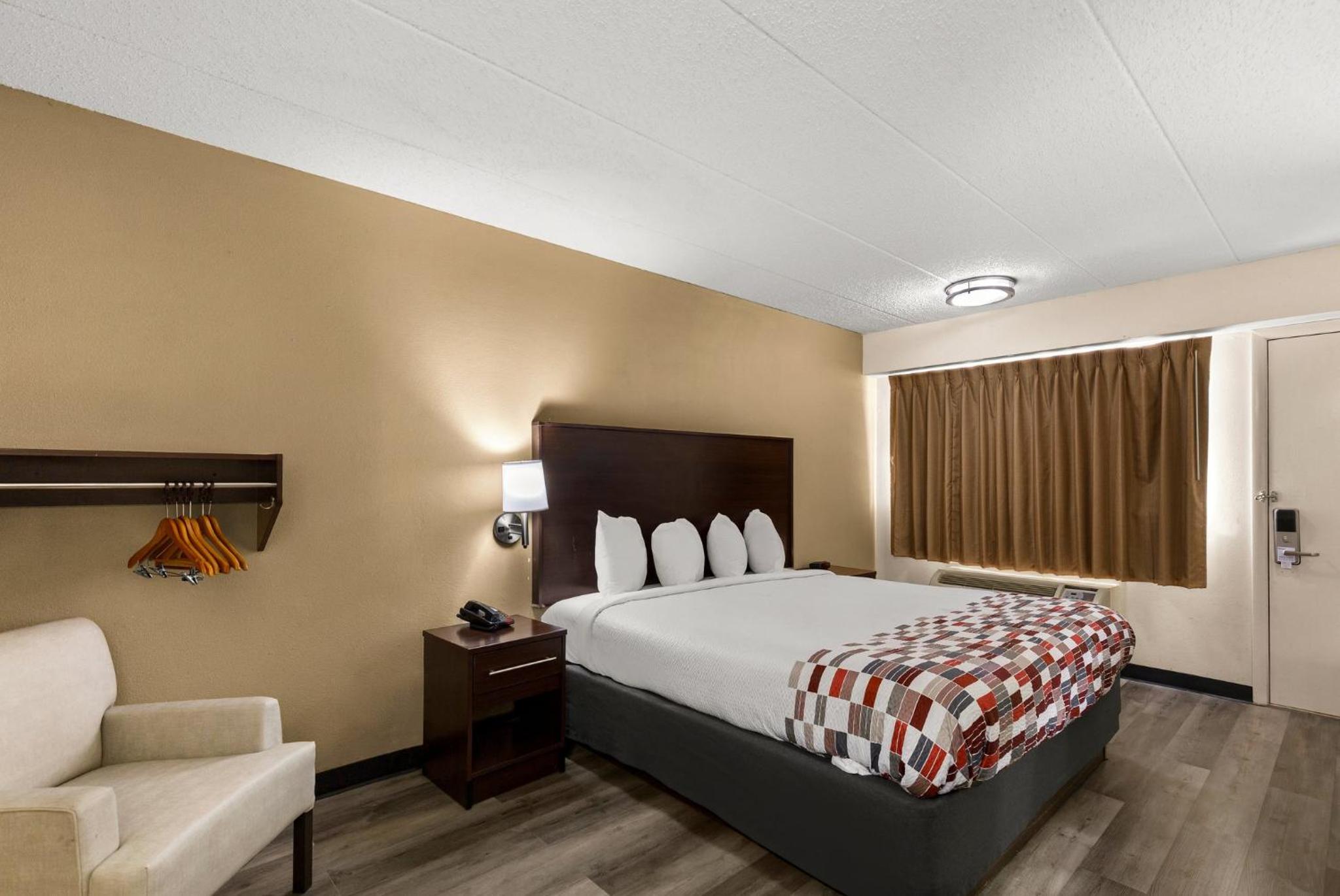 Springfield Vacations - Red Roof Inn Springfield, IL - Property Image 3