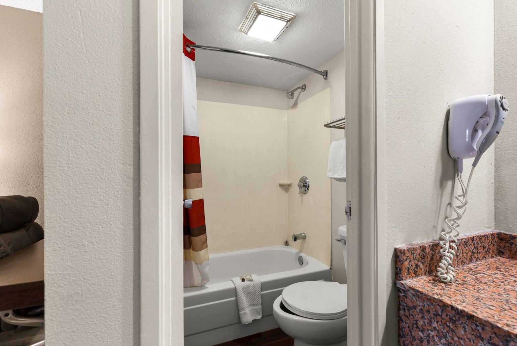 Springfield Vacations - Red Roof Inn Springfield, IL - Property Image 14