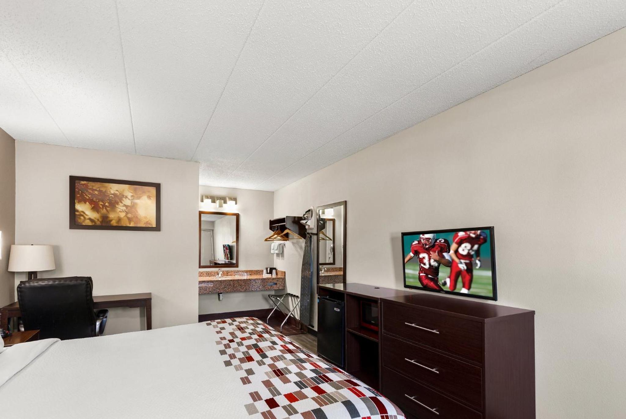 Springfield Vacations - Red Roof Inn Springfield, IL - Property Image 6