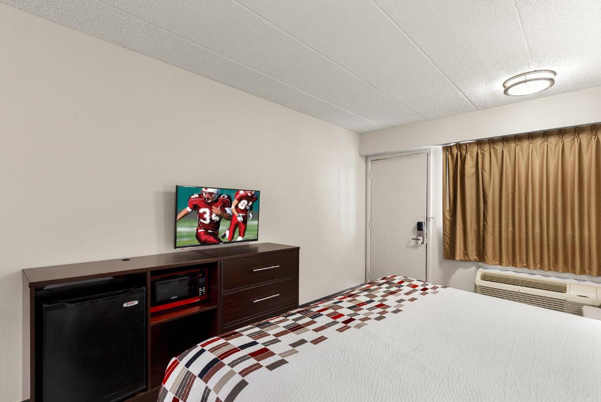 Springfield Vacations - Red Roof Inn Springfield, IL - Property Image 5