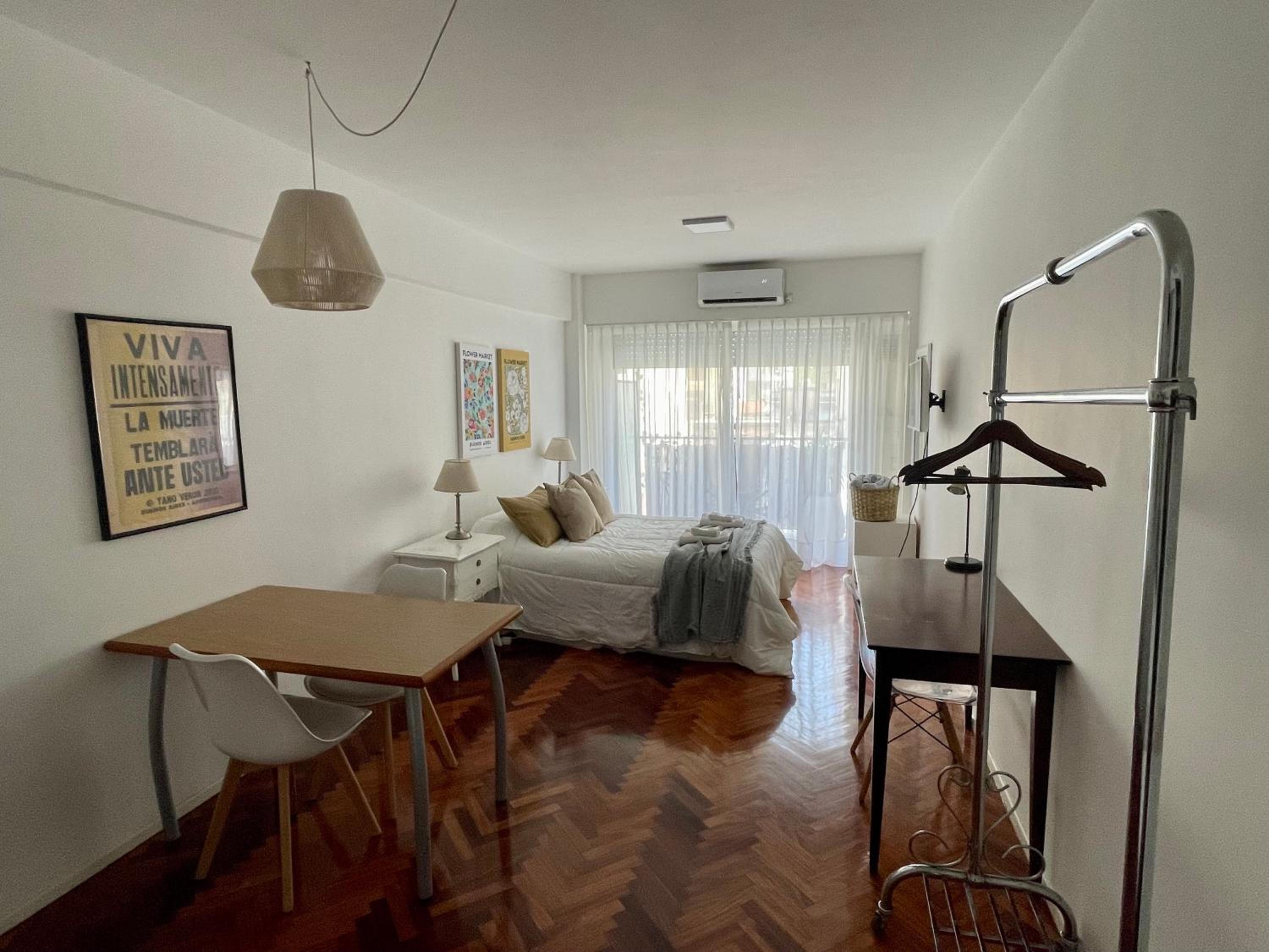 Ubicación ideal en Palermo, cómodo departamento lleno de luz.