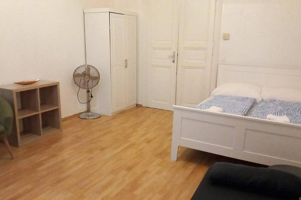 Quiet Comfort: 1 BR Vienna Apartment with Style