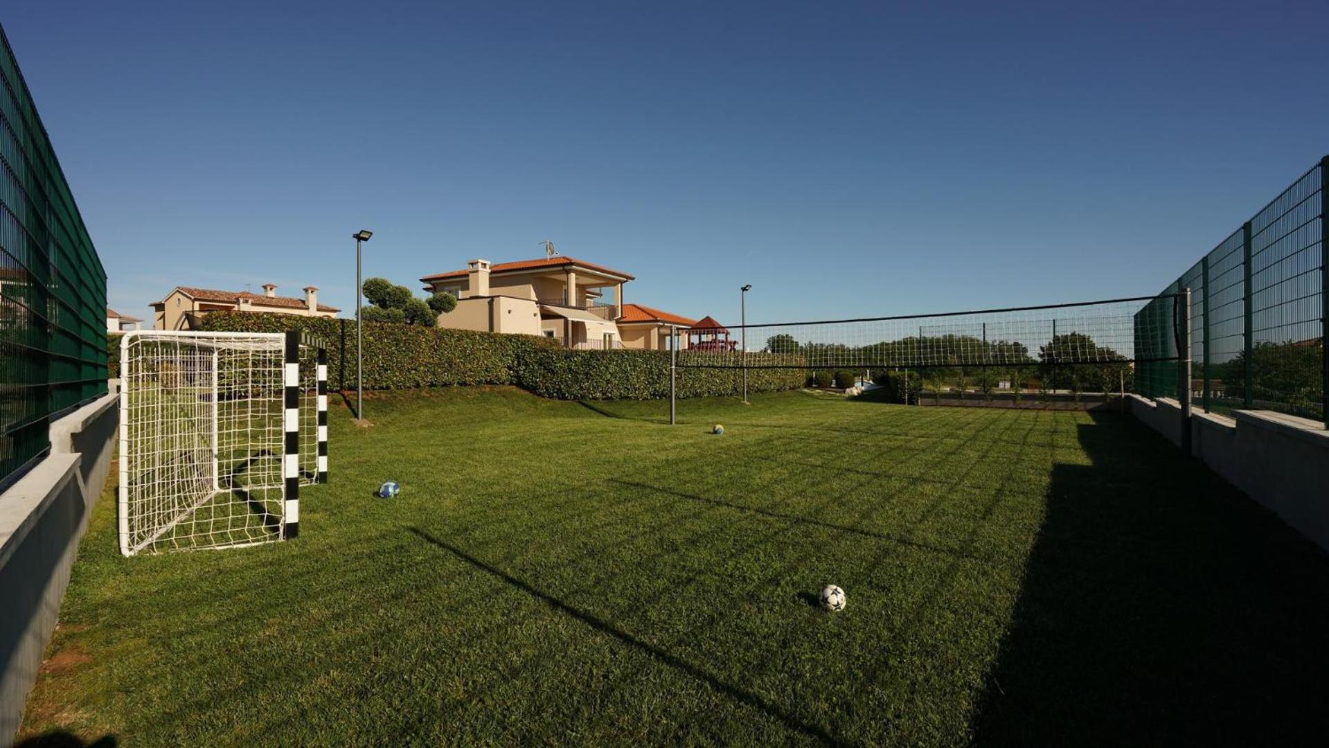 Villa Silvia for 10 people with infinity pool and large playground view 5