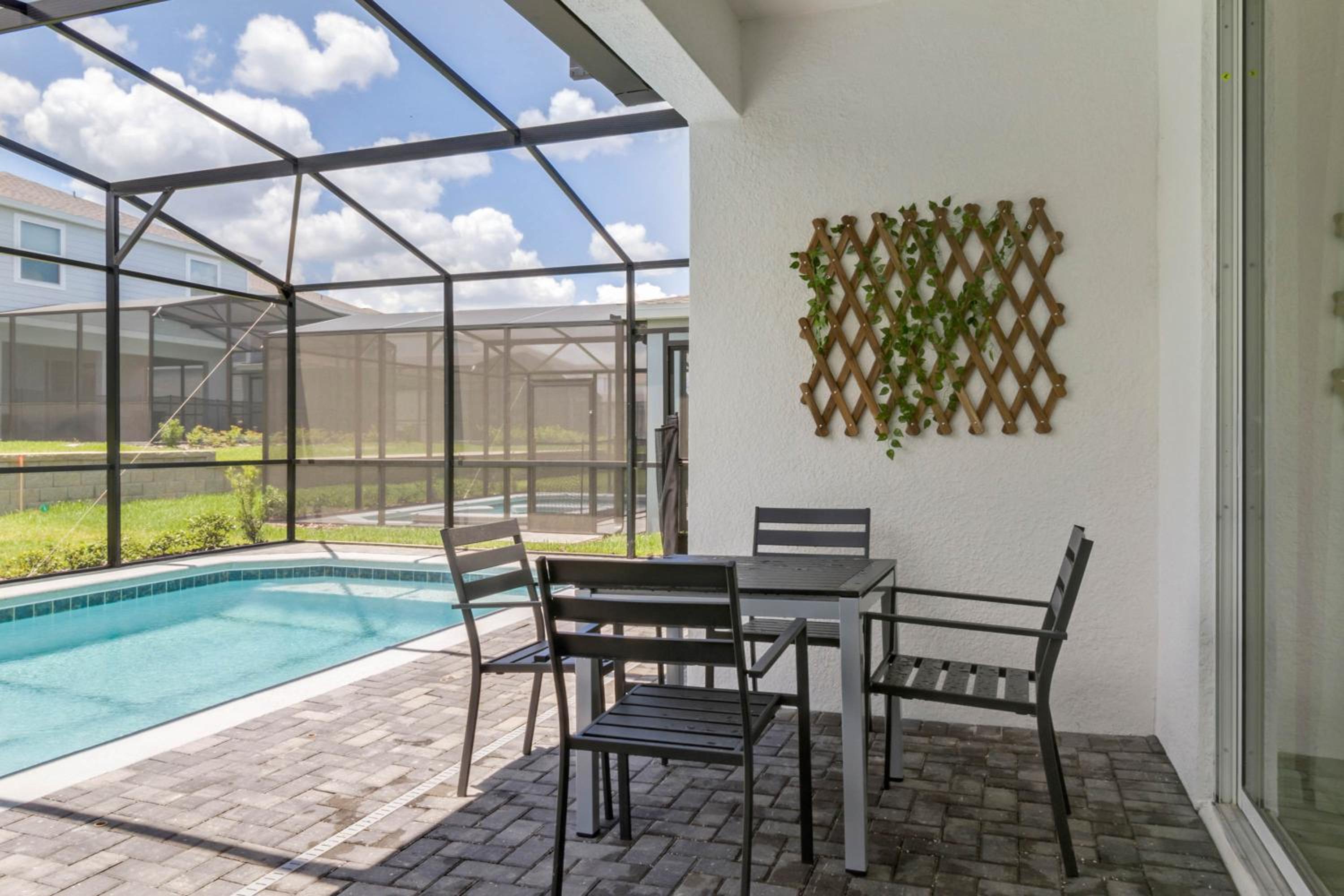 5 Bedrooms4 Bathrooms Windsor Island 1860Sd
