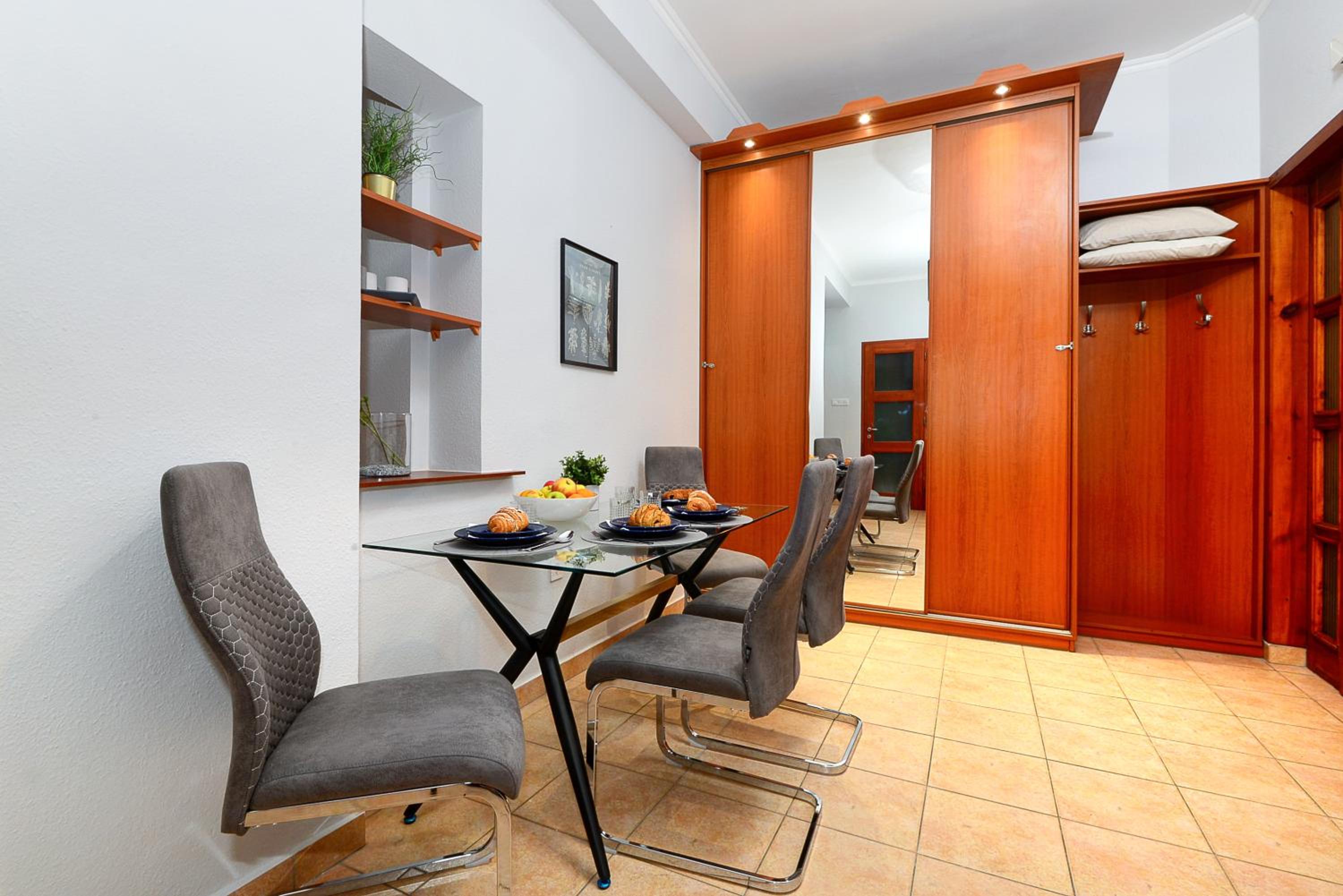 Singer Apartment R161 view 3