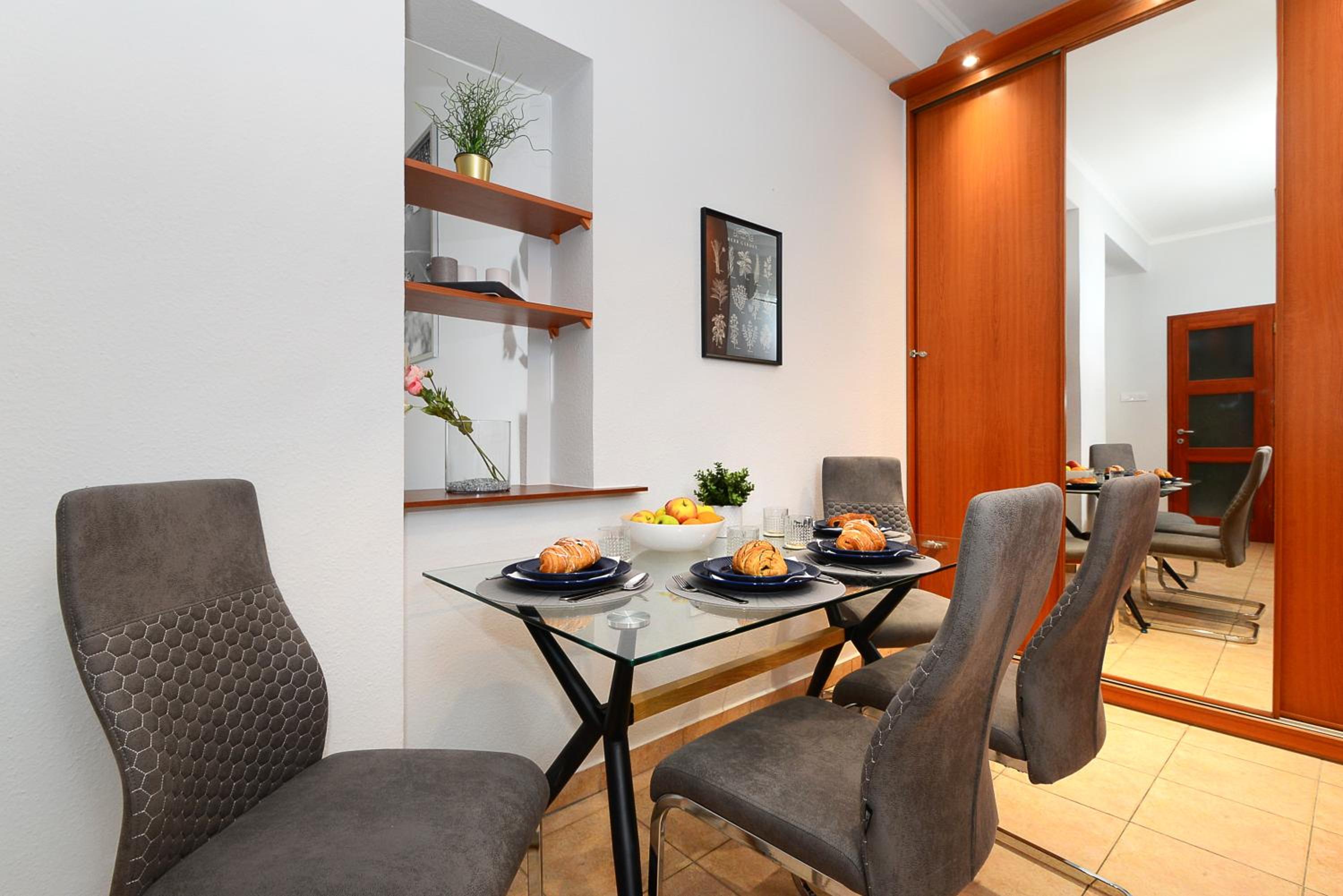 Singer Apartment R161 view 5