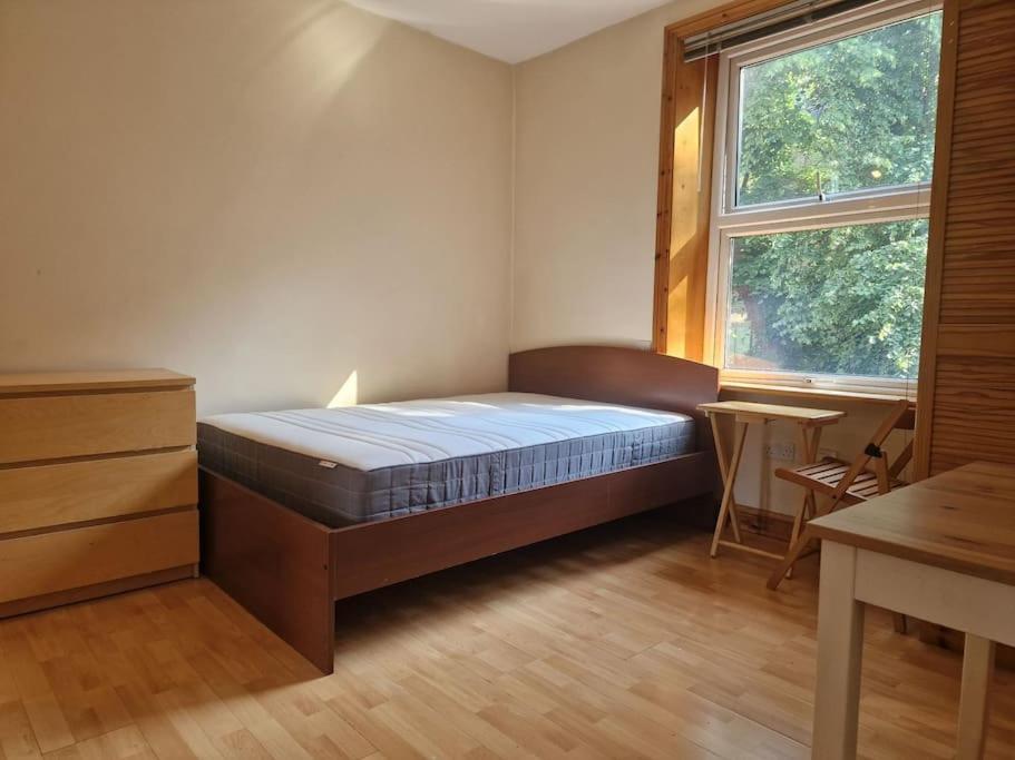 Bright studio apartment Highgate — London