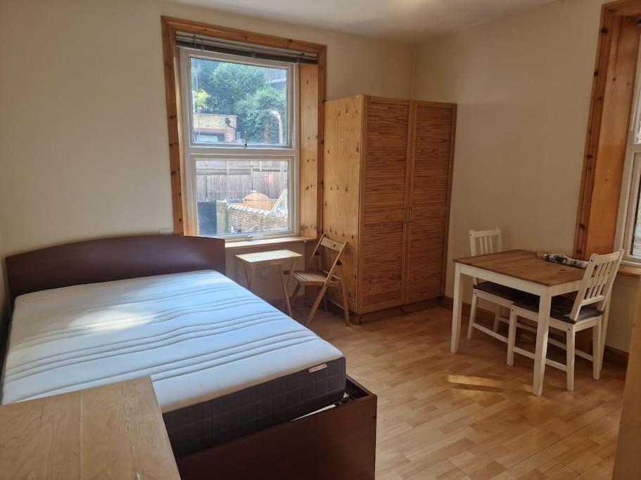 Bright studio apartment Highgate photo 3