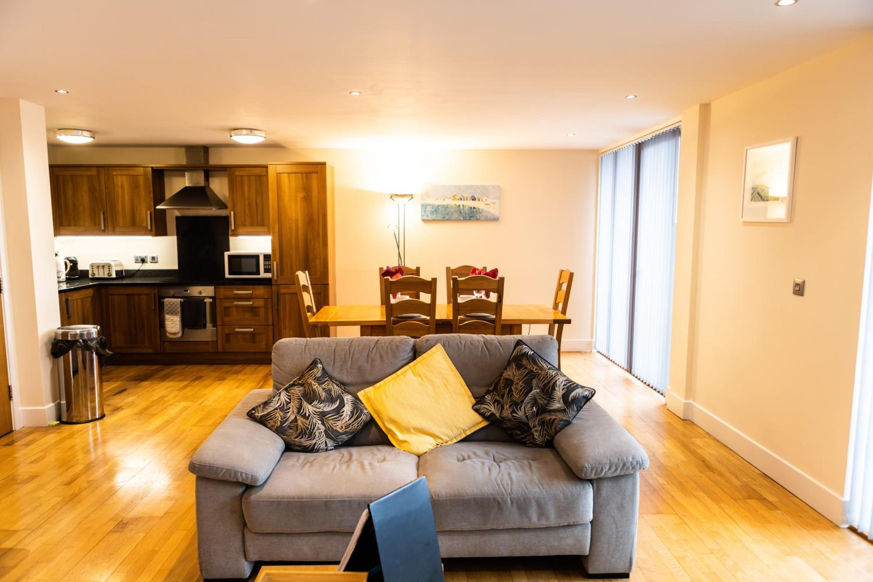 Modern 2 Bedroom Apartment with Balcony & Secure Underground Parking, Plymouth view 5