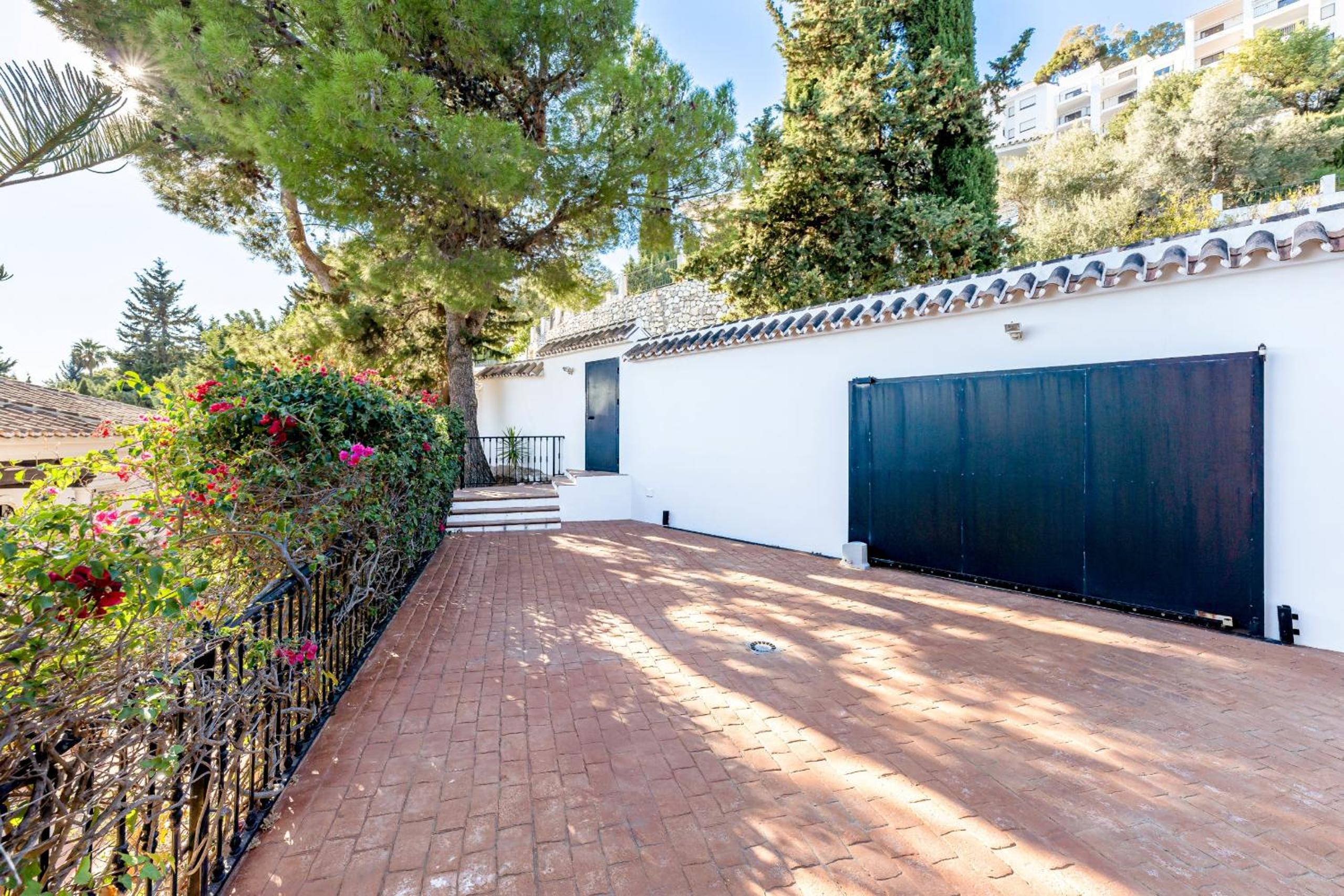 Stunning Villa with Panoramic Views of the Med