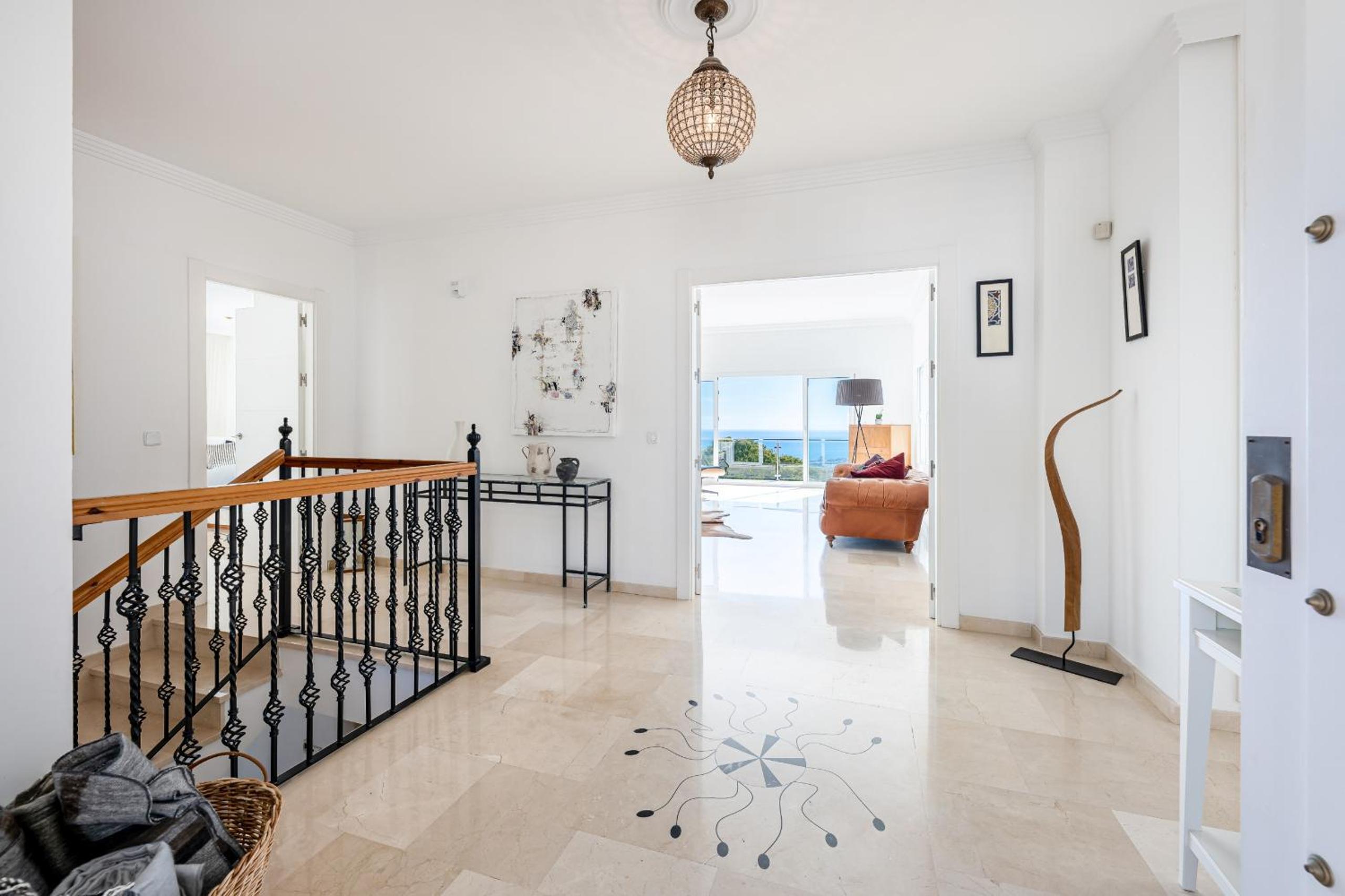 Stunning Villa with Panoramic Views of the Med