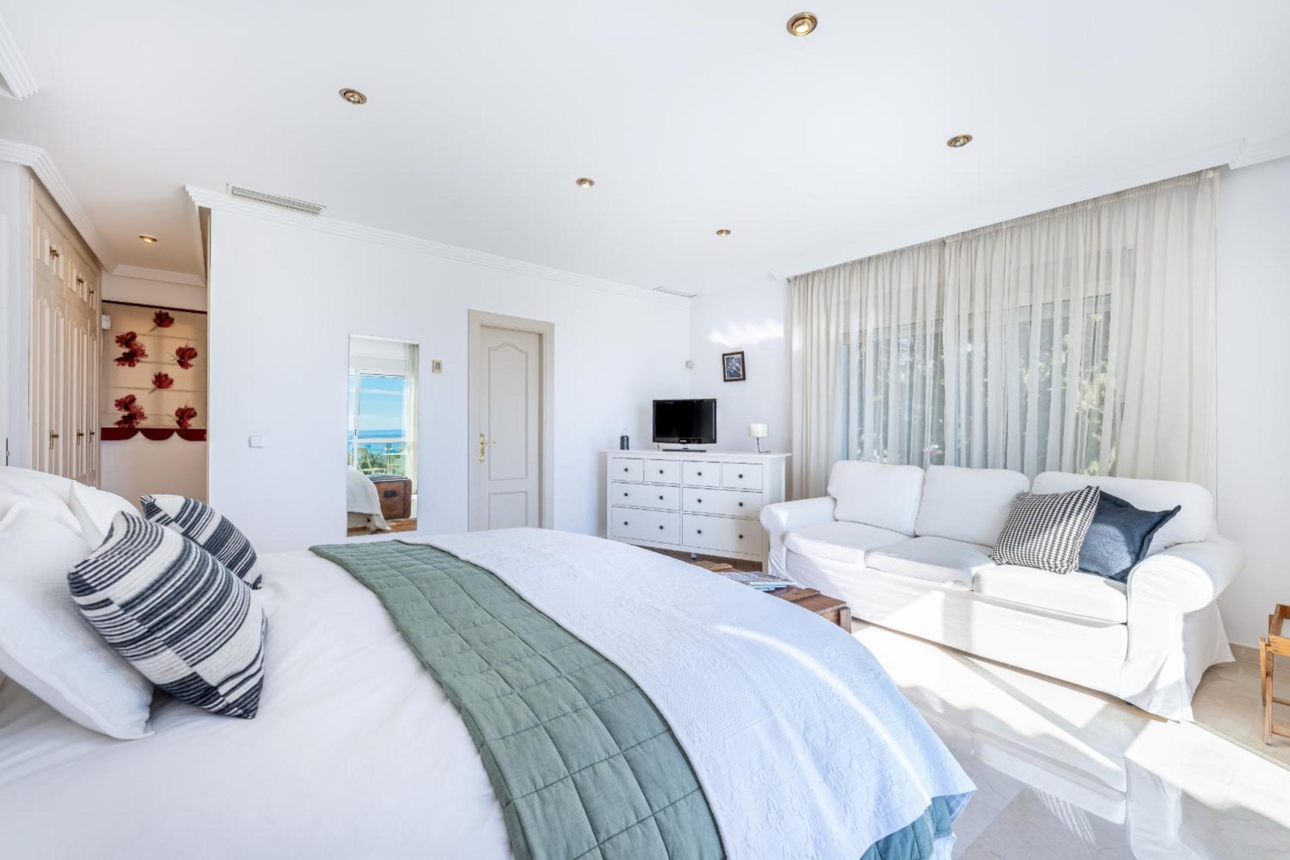 Stunning Villa with Panoramic Views of the Med