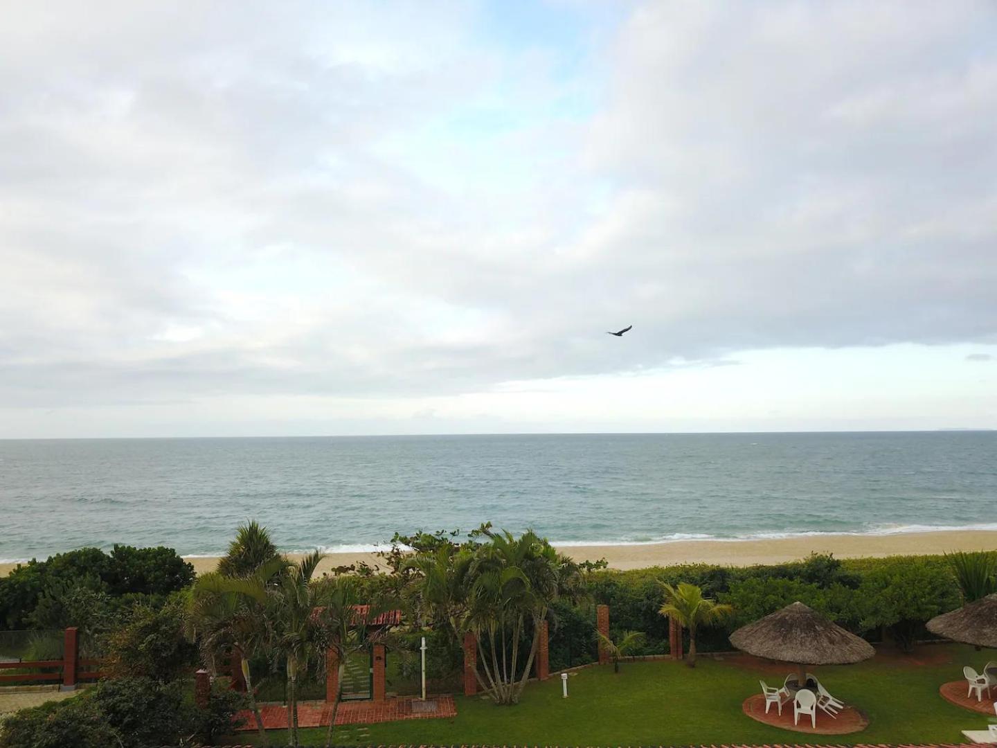 Casa pé na areia em praia paradisíaca com piscina frente mar