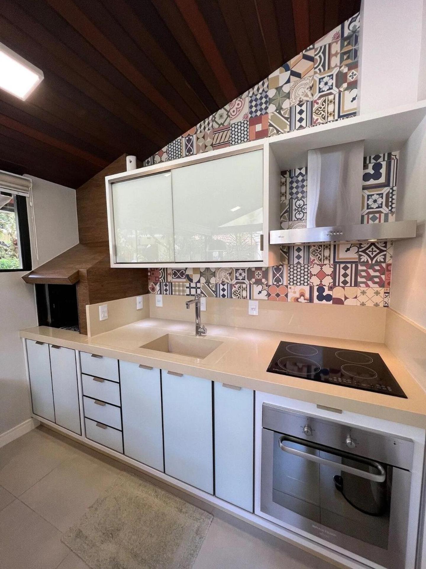 Casa pé na areia em praia paradisíaca com piscina frente mar