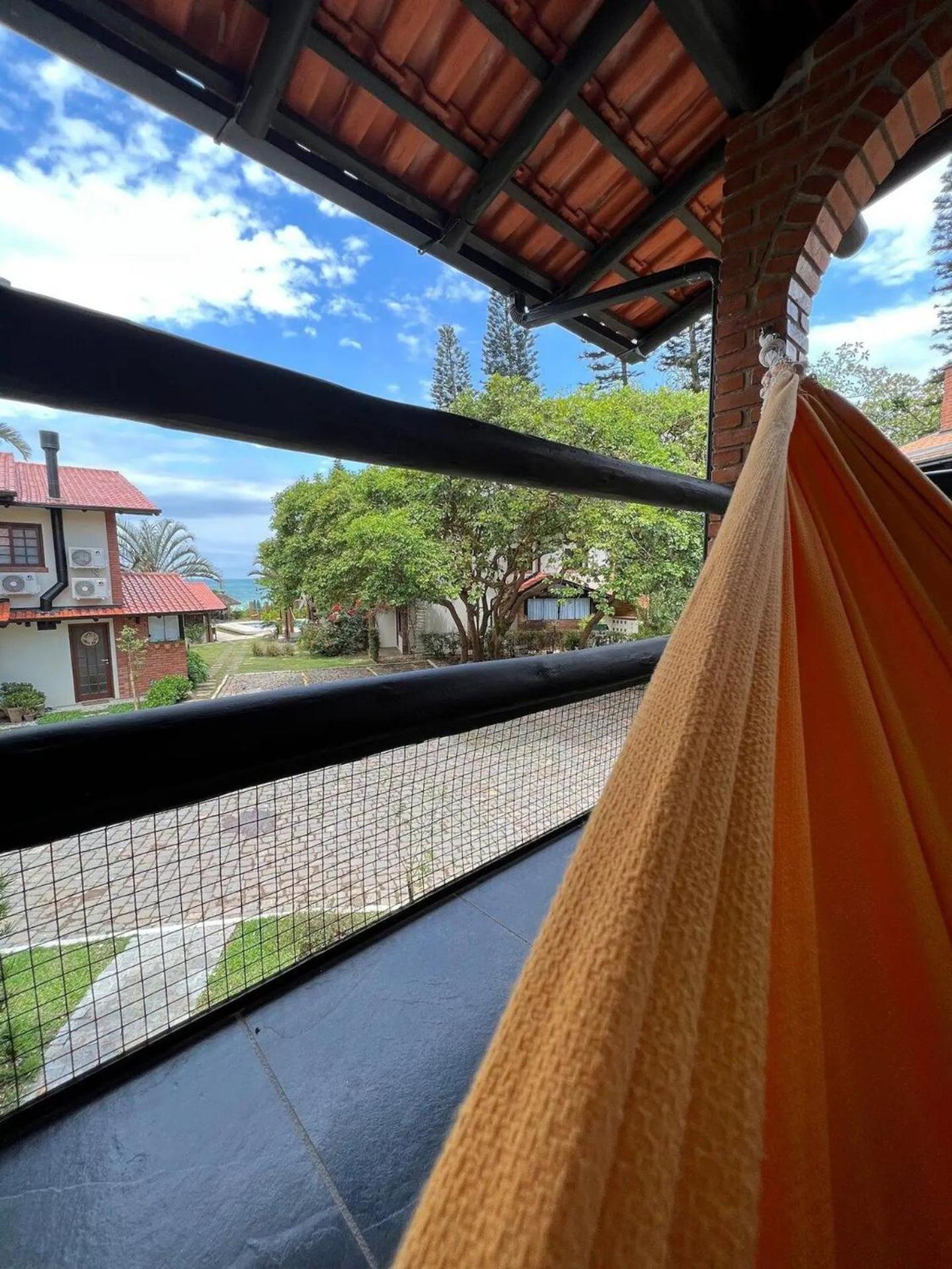 Casa pé na areia em praia paradisíaca com piscina frente mar