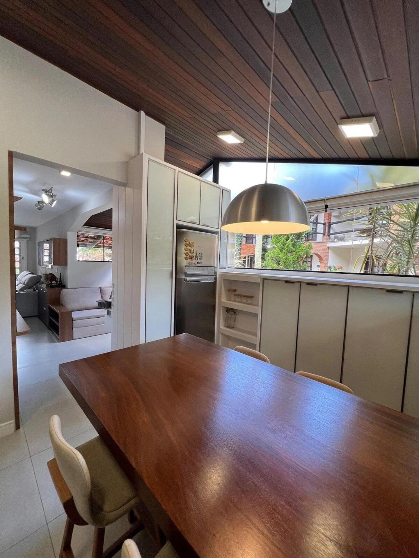 Casa pé na areia em praia paradisíaca com piscina frente mar