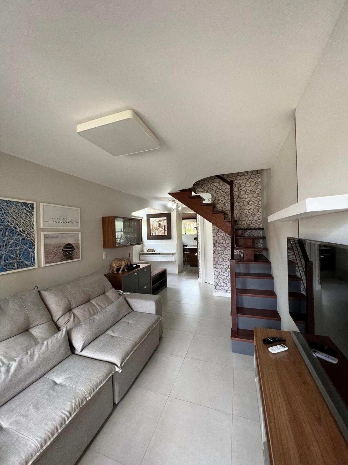 Casa pé na areia em praia paradisíaca com piscina frente mar
