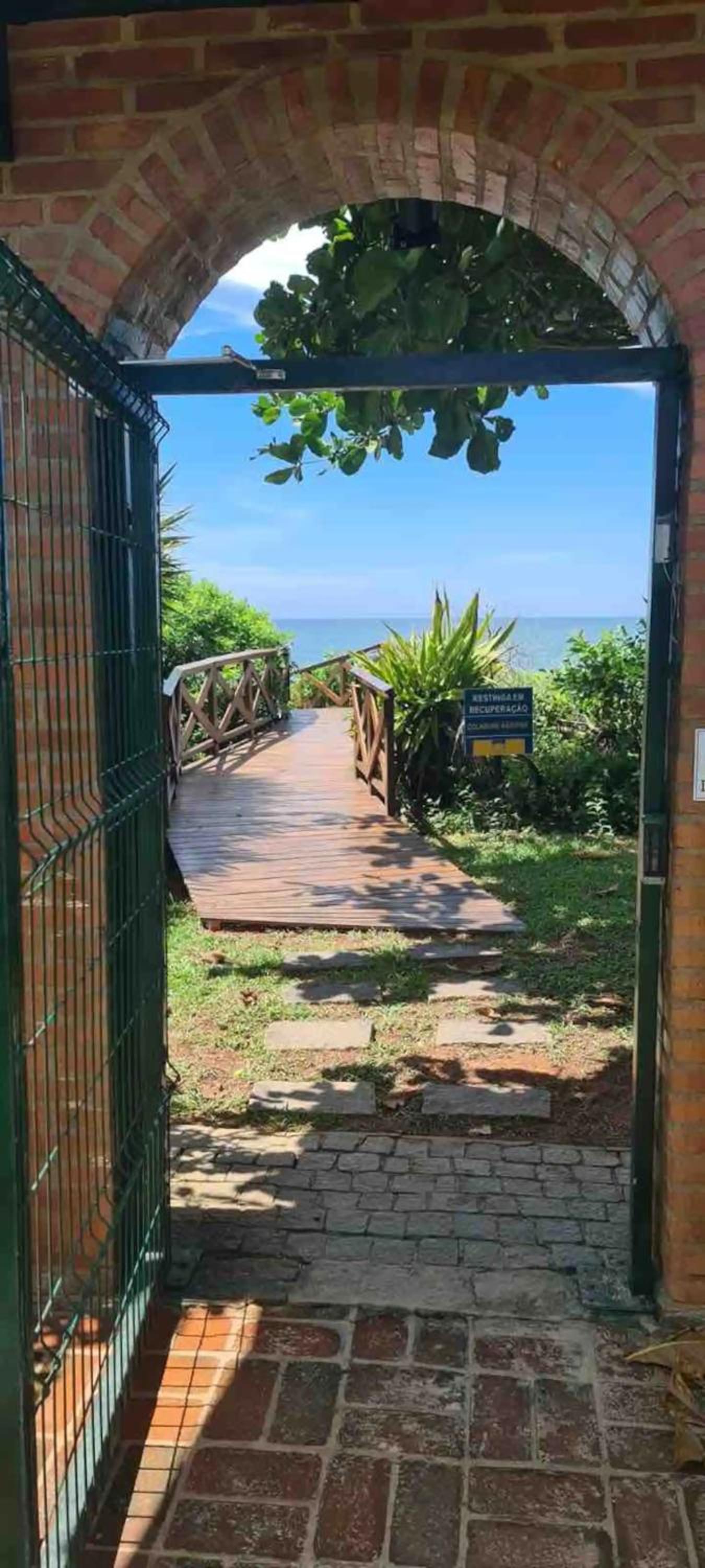 Casa pé na areia em praia paradisíaca com piscina frente mar
