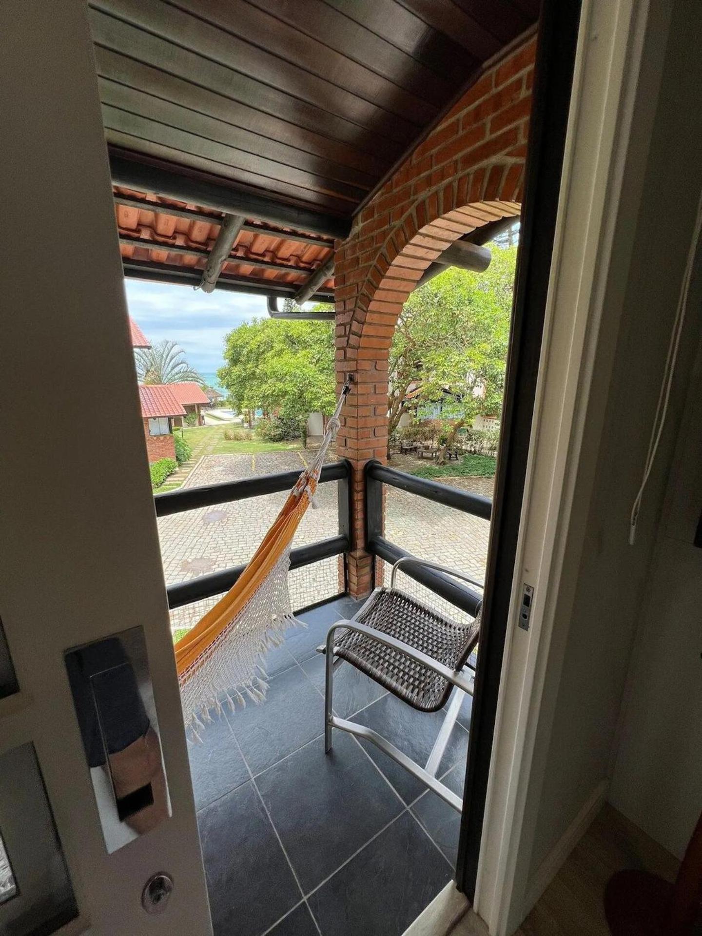 Casa pé na areia em praia paradisíaca com piscina frente mar