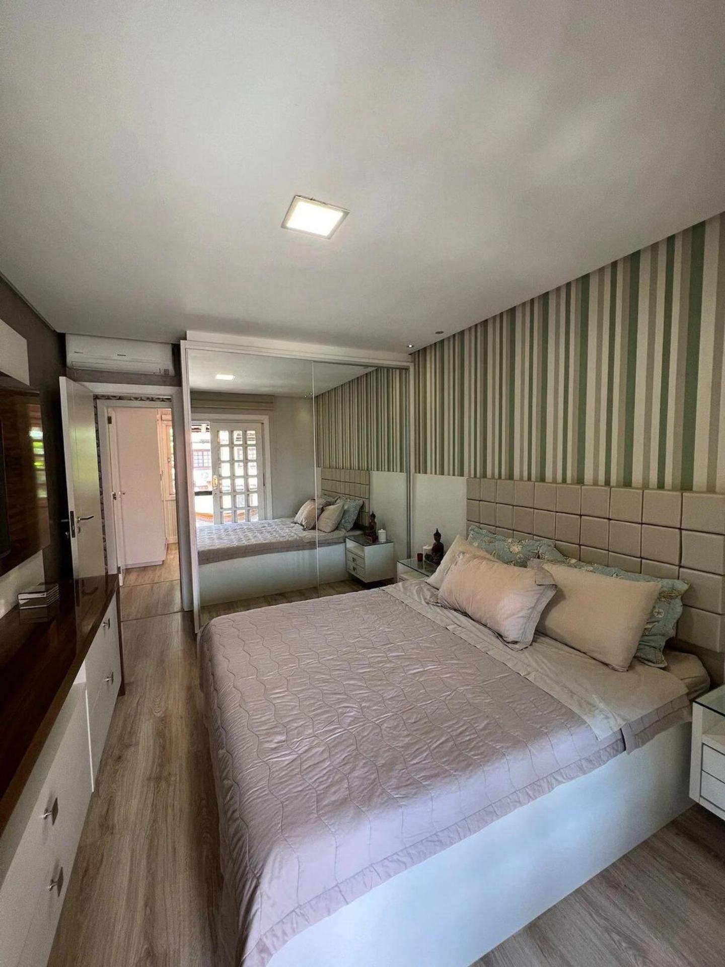Casa pé na areia em praia paradisíaca com piscina frente mar