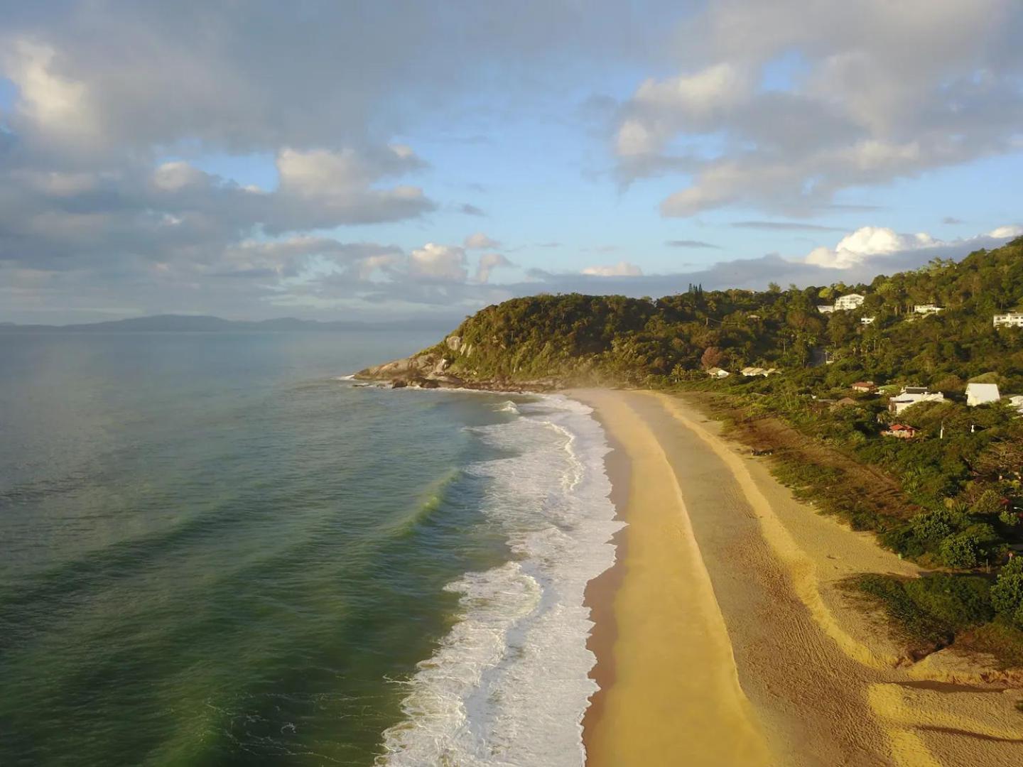 Casa pé na areia em praia paradisíaca com piscina frente mar