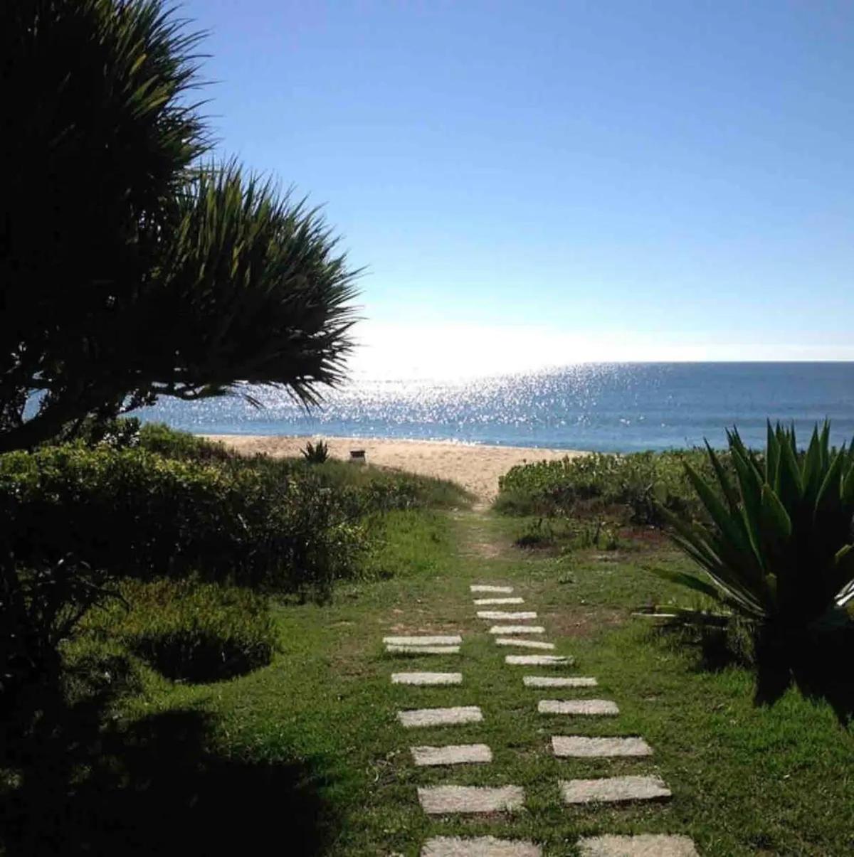 Casa pé na areia em praia paradisíaca com piscina frente mar