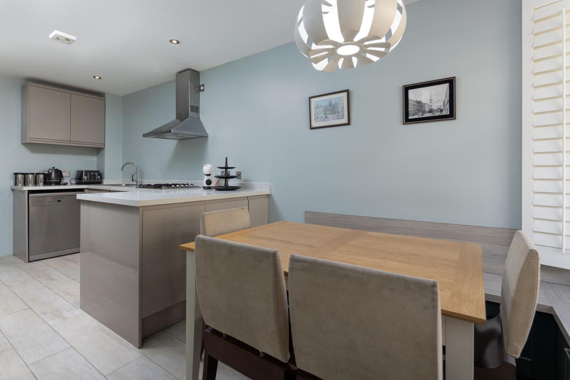 Flatzy - 3 Bedroom Apartment in Heart of City Centre view 2