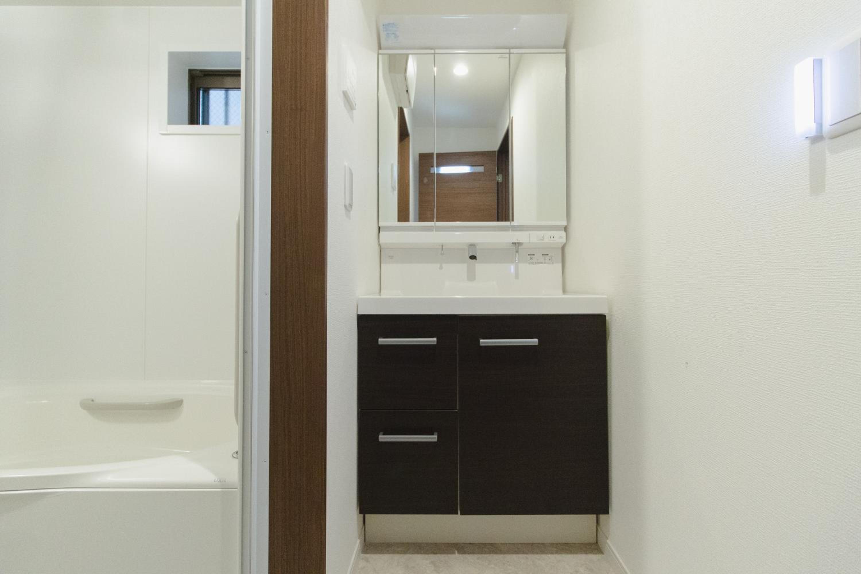 QiQi Serenity Tokyo Exclusive New 3-Story Home, 14min to Skytree, Asakusa Area