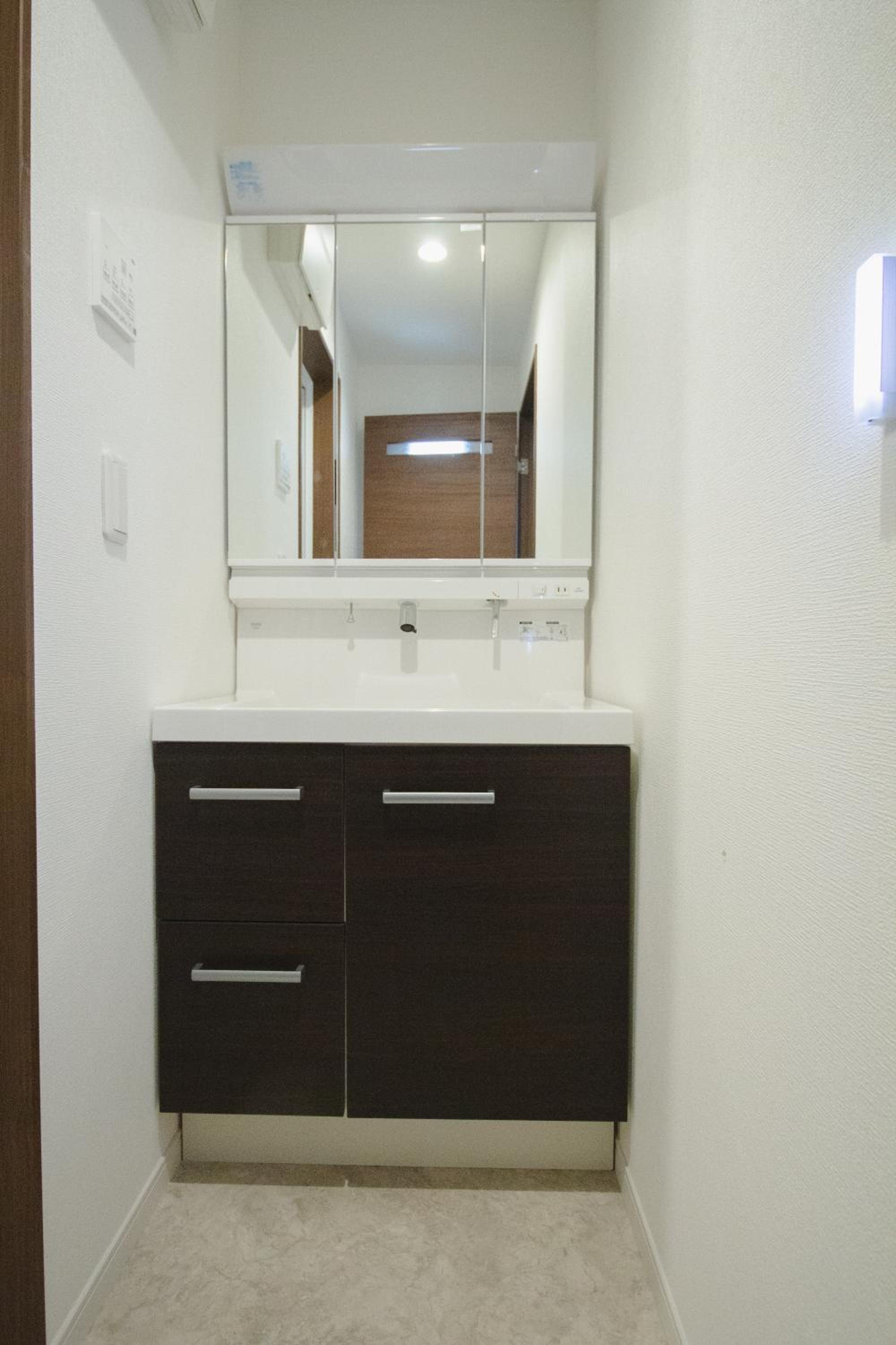 QiQi Serenity Tokyo Exclusive New 3-Story Home, 14min to Skytree, Asakusa Area