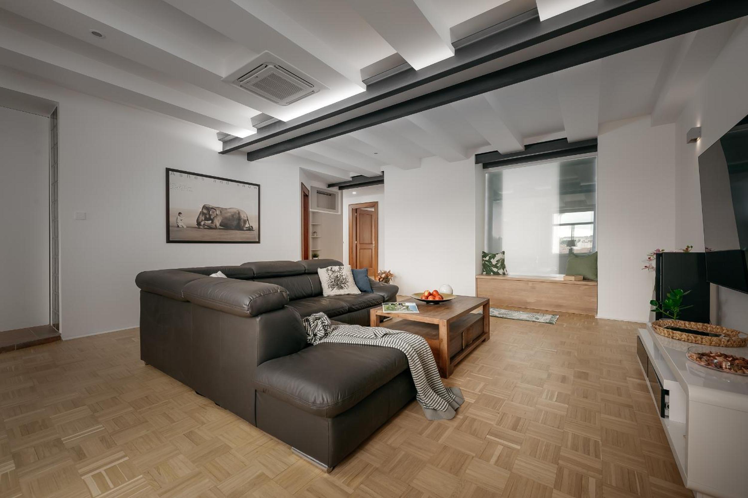 DOT 3BR Apt with Stunning Views, Parking & AC by EasyBNB Premium