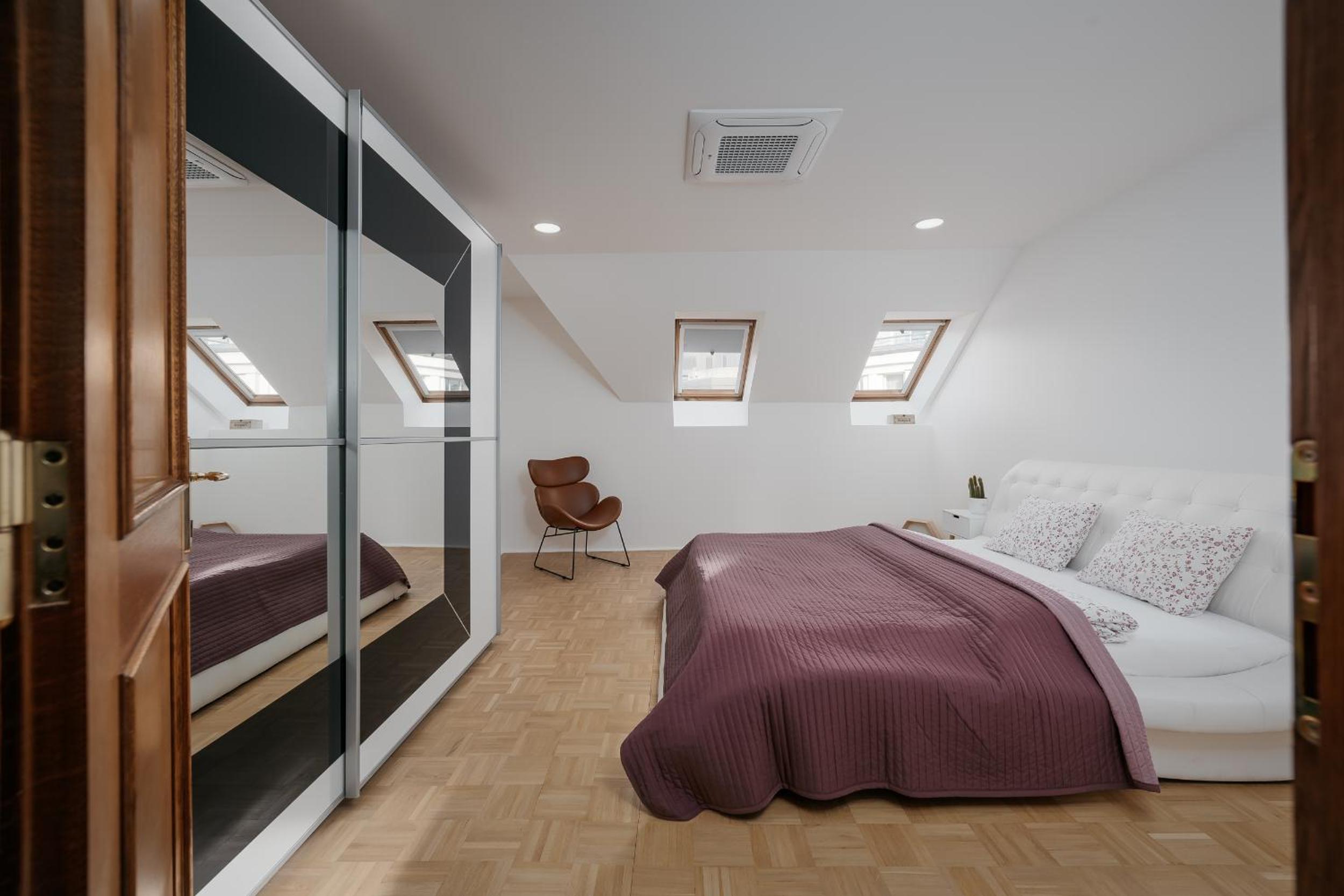 DOT 3BR Apt with Stunning Views, Parking & AC by EasyBNB Premium