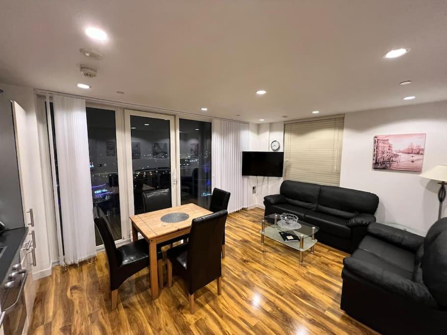 Spacious 2 Bedroom Flat Stunning Waterside View view 5