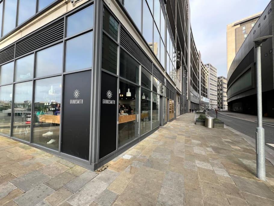 Spacious 2 Bedroom Flat Stunning Waterside View view 2
